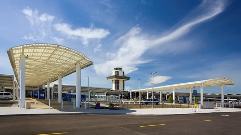 Traveling between Vacaville and Oakland Airport should be simple, comfortable, and stress-free with our Vacaville to Oakland Airport Shuttle service. We provide dependable transportation for individuals, families, business travelers, and groups, if you are catching an early morning flight or arriving late at night, our professional drivers ensure you reach your destination safely and on time. 